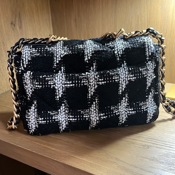 ❌SOLD❌✨Chanel 19 Quilted Houndstooth Tweed Medium Flap Bag. COA included. - Picture 3 of 12